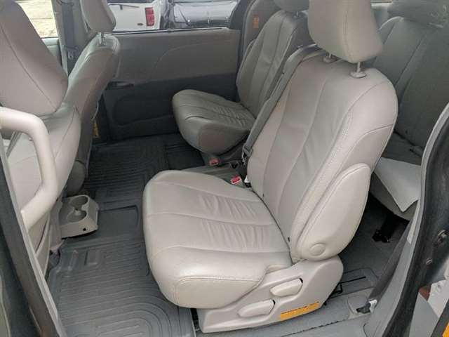 2013 Toyota Sienna XLE 7-Passenger Auto Access Seat 4dr Mini-Van